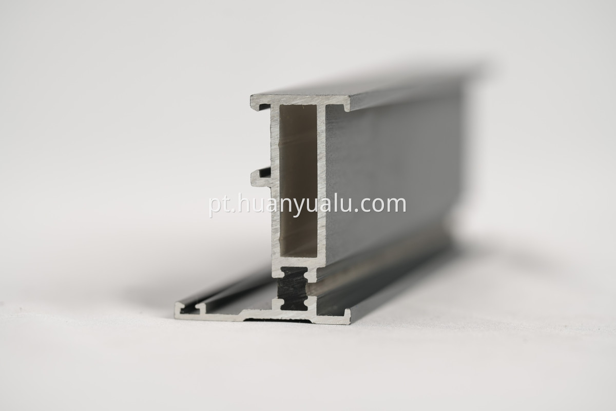 Perfis de isolamento térmico Thermal insulation profiles